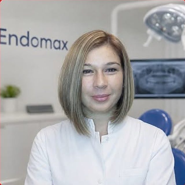 Dr. Alexandra Pop, medic specialist protetică dentară, în cabinetul EndoMax Med
