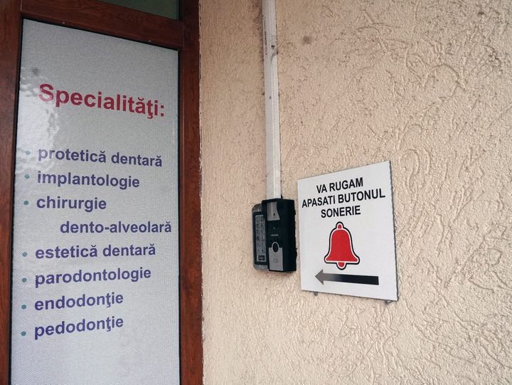 Butonul soneriei de lângă ușă